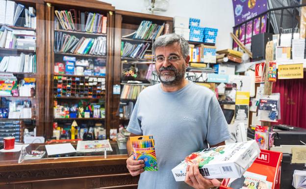 José Luis González posa con un paquete de papel, que se ha encarecido con fuerza en los últimos meses. 