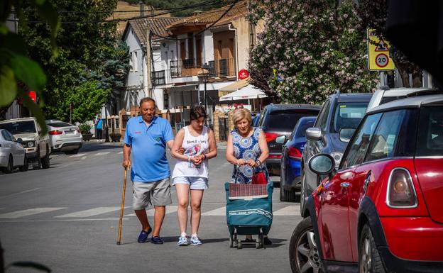 Una familia acude el mercadillo ambulante, en Campotéjar. 