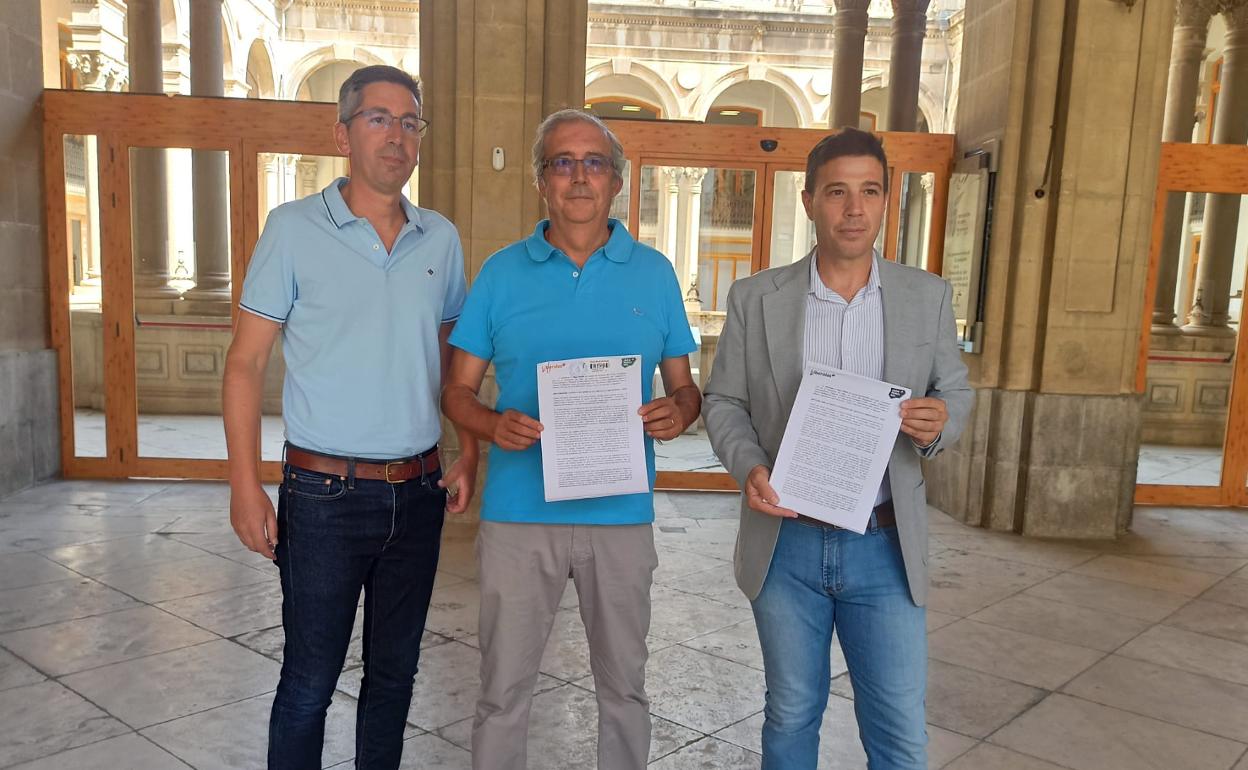 Presentación del registro de la moción en la Diputación de Jaén. 