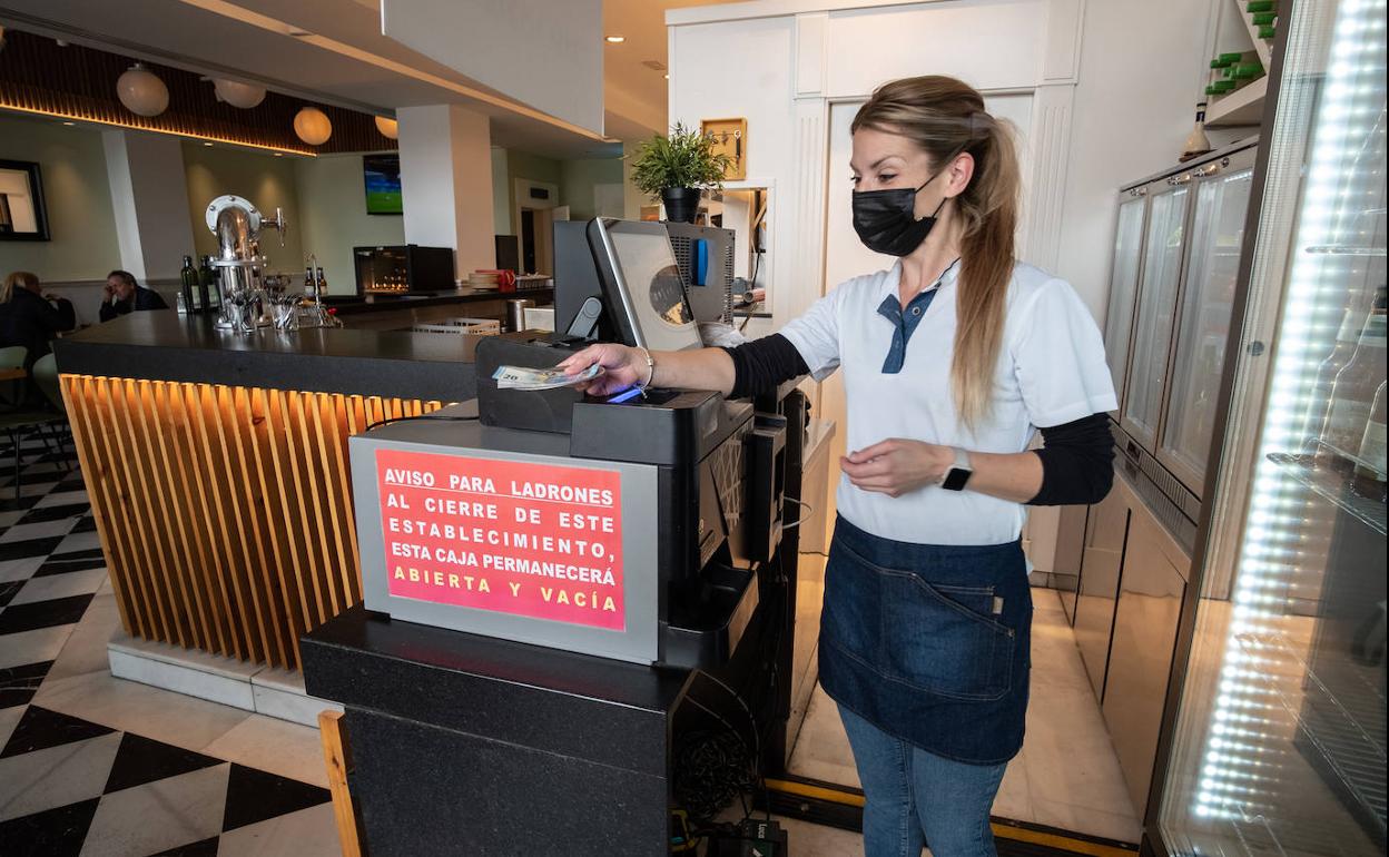 Cartel disuasorio en el bar Nina, del PTS: 