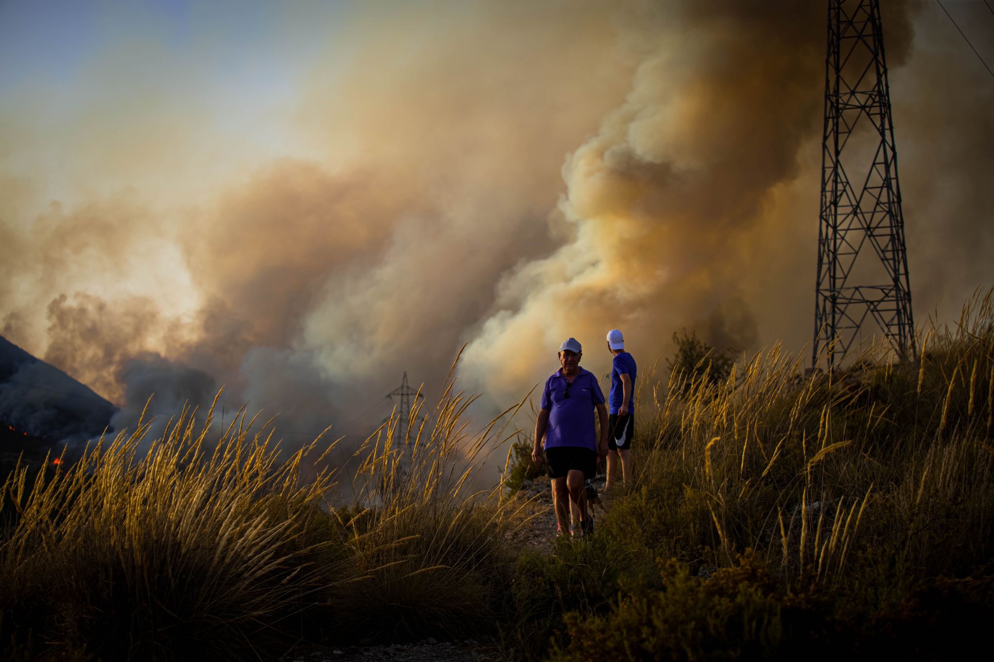El fuego avanza por el área metropolitana de Granada.