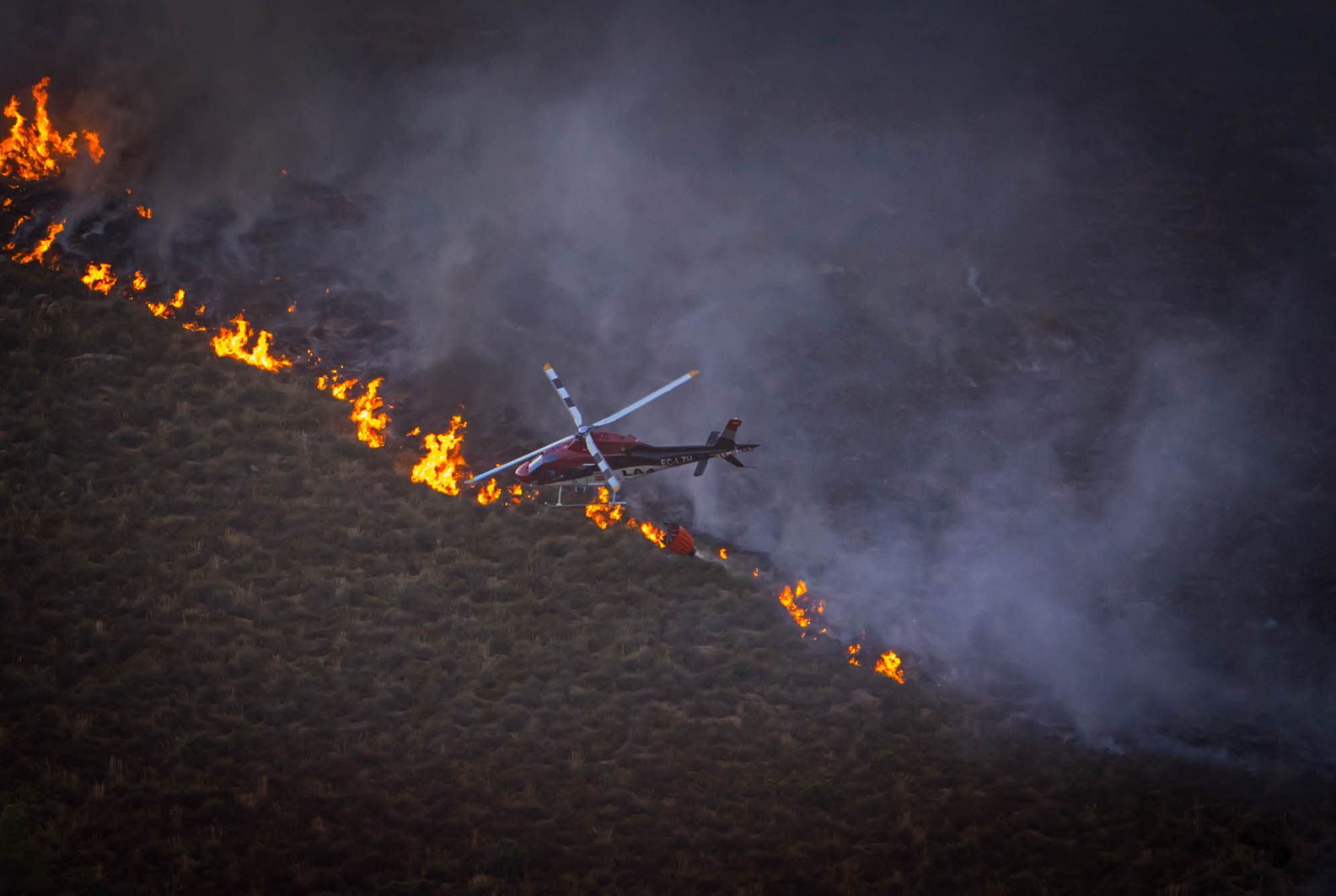 El fuego avanza por el área metropolitana de Granada.