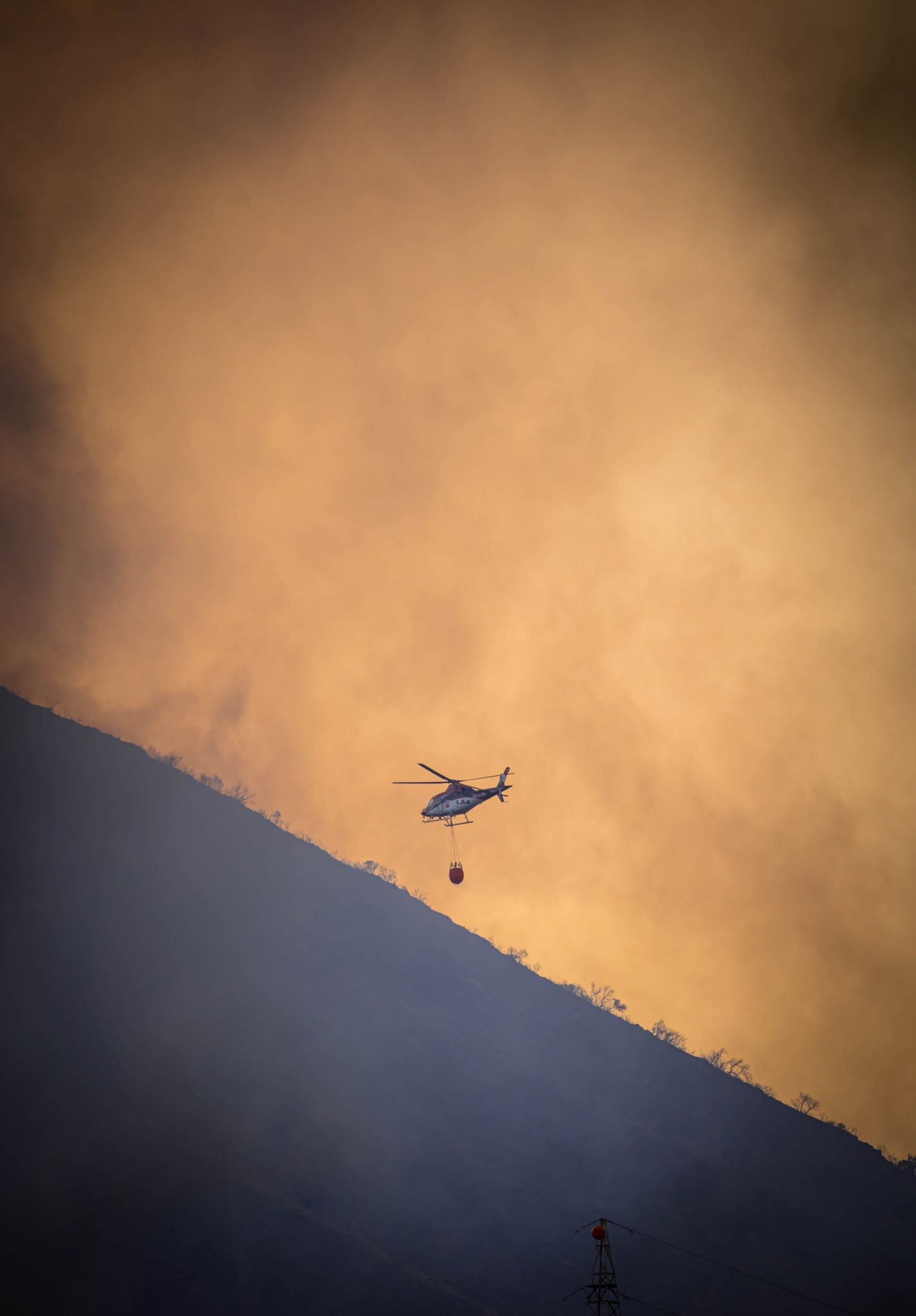 El fuego avanza por el área metropolitana de Granada.