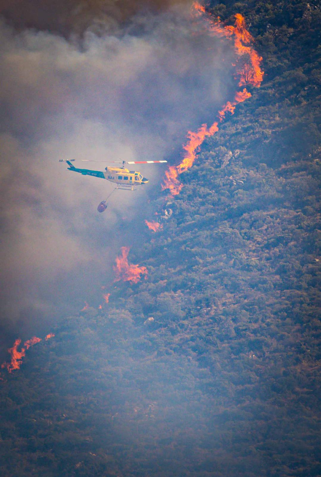 El fuego avanza por el área metropolitana de Granada.