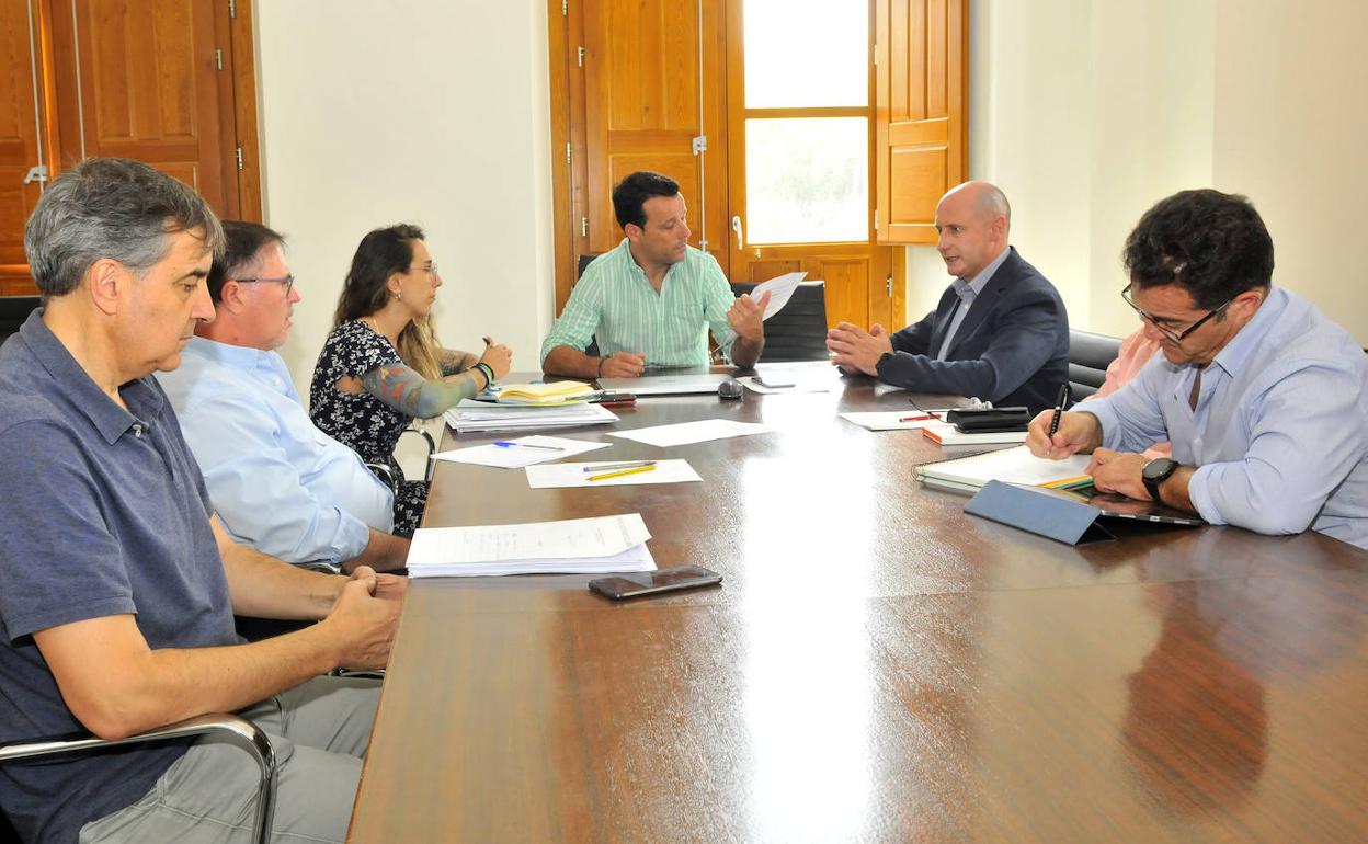 Celebración de la comisión de seguimiento y control de los servicios públicos de residuos de Linares. 