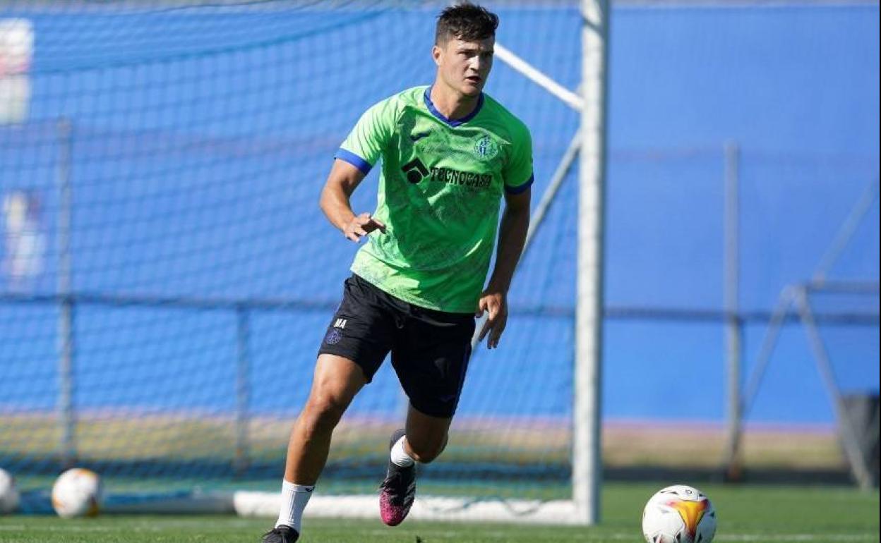 Miguel Rubio conduce un balón durante un entrenamiento. 