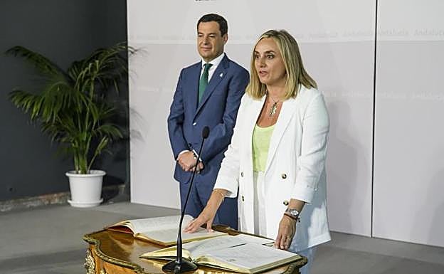 El presidente de la Junta de Andalucía, Juanma Moreno, presidiendo hoy el acto de toma de posesión de la consejera de Fomento, Articulación del Territorio y Vivienda, Marifrán Carazo, en el Palacio de San Telmo, sede del ejecutivo andaluz en Sevilla. 