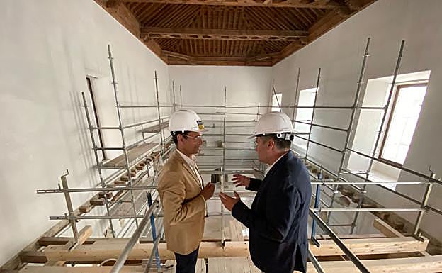 El alcalde visitando las obras este miércoles.