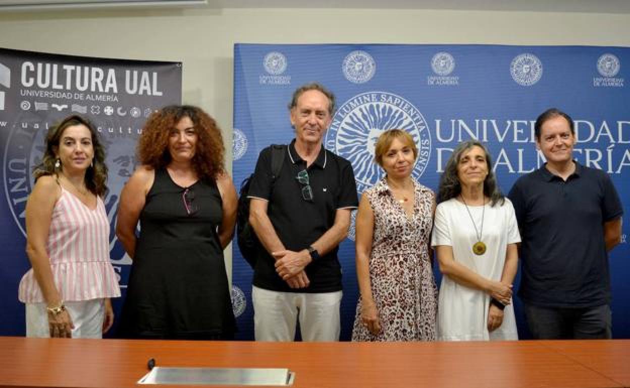 Momento de la presentación de la exposición 'Phantasia', ayer en la Universidad de Almería. 