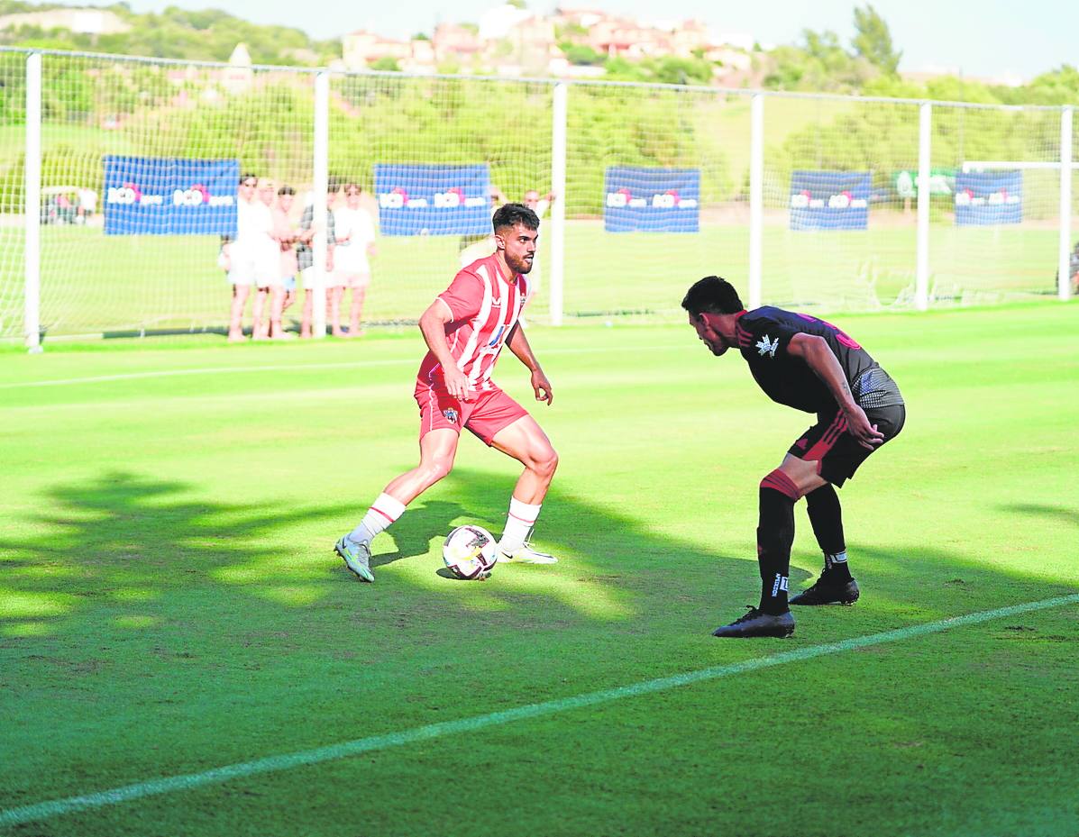 Arnau Puigmal ocupó el lateral derecho en el equipo titular.
