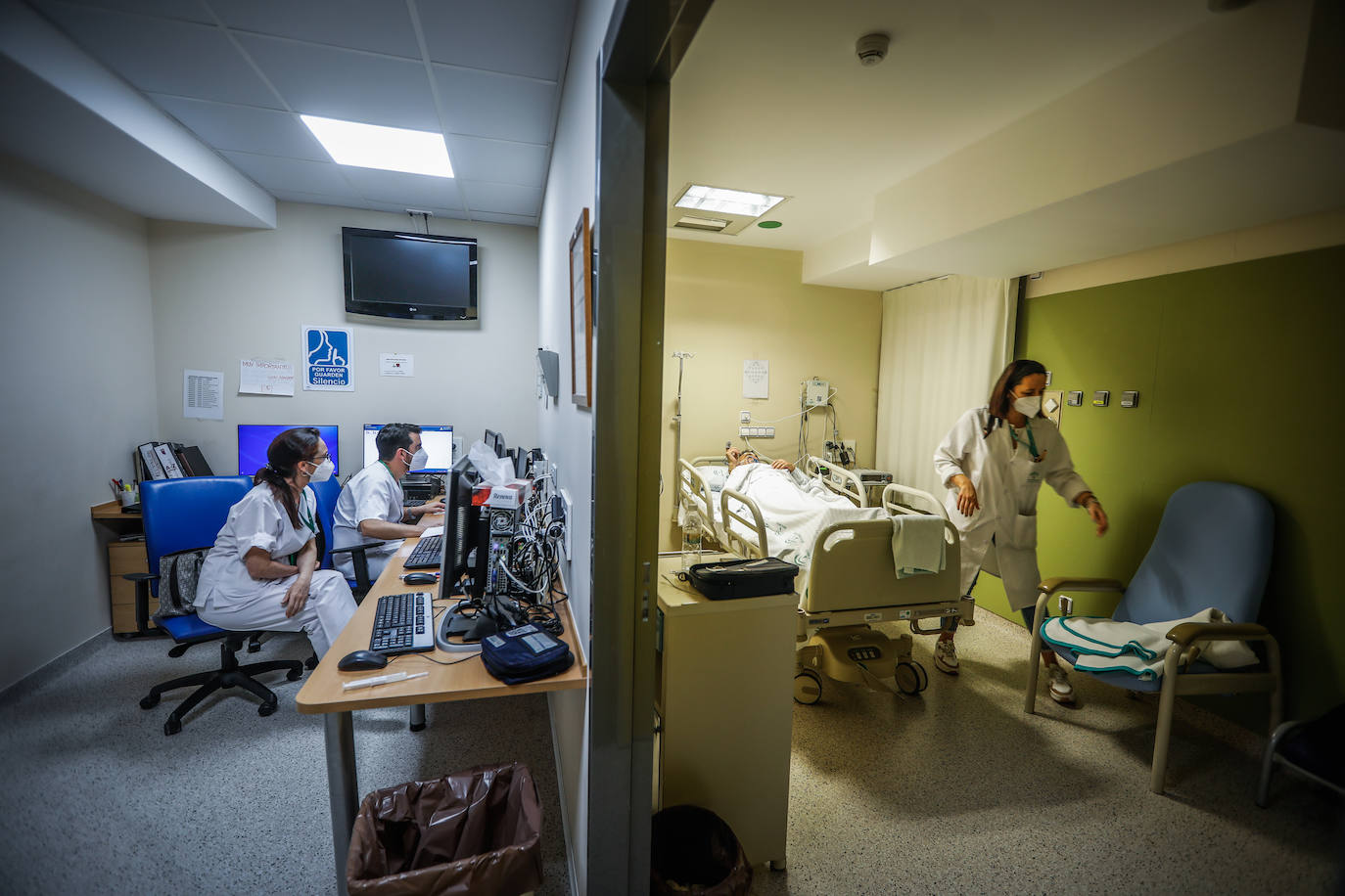 Emilio se echa en la cama con los sensores puestos, listo a que analicen su actividad mientras duerme.