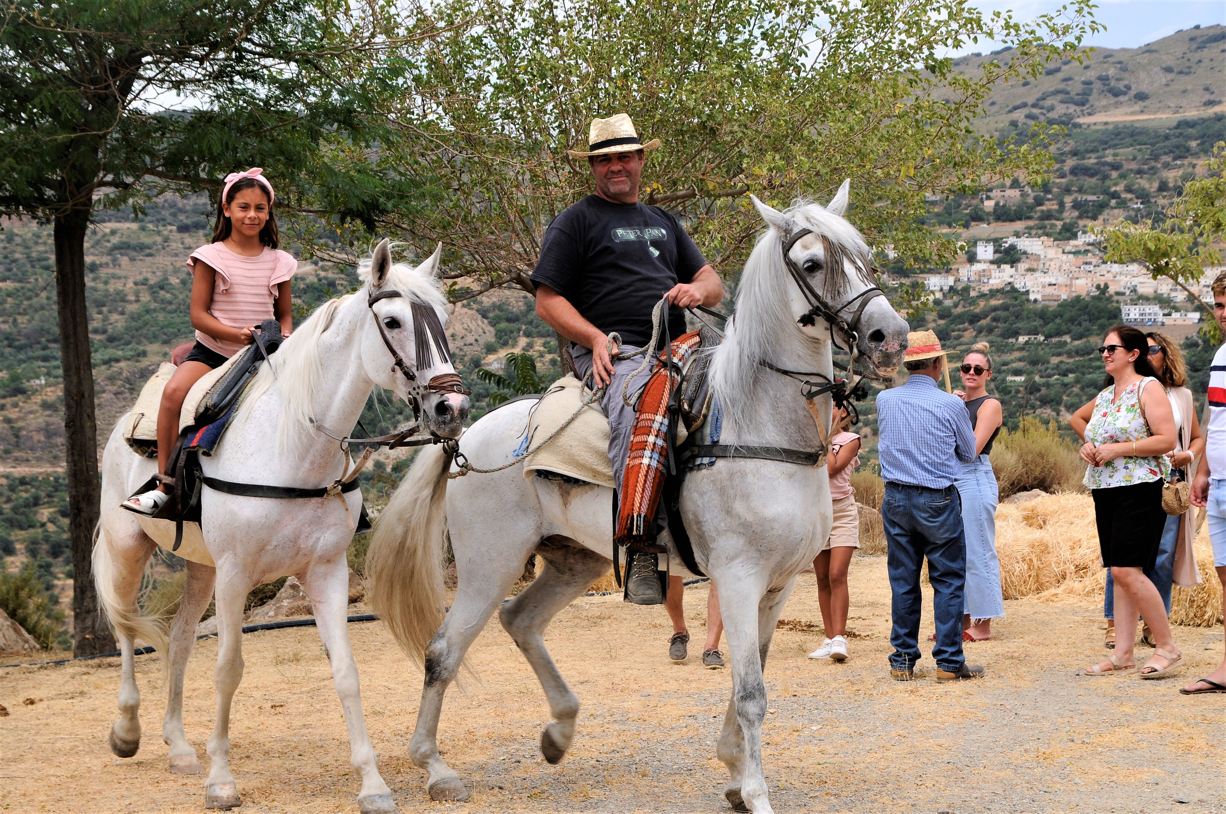 Centenares de personas se dan cita en Alpujarra de la Sierra para reír, comer y disfrutar de la fiesta.