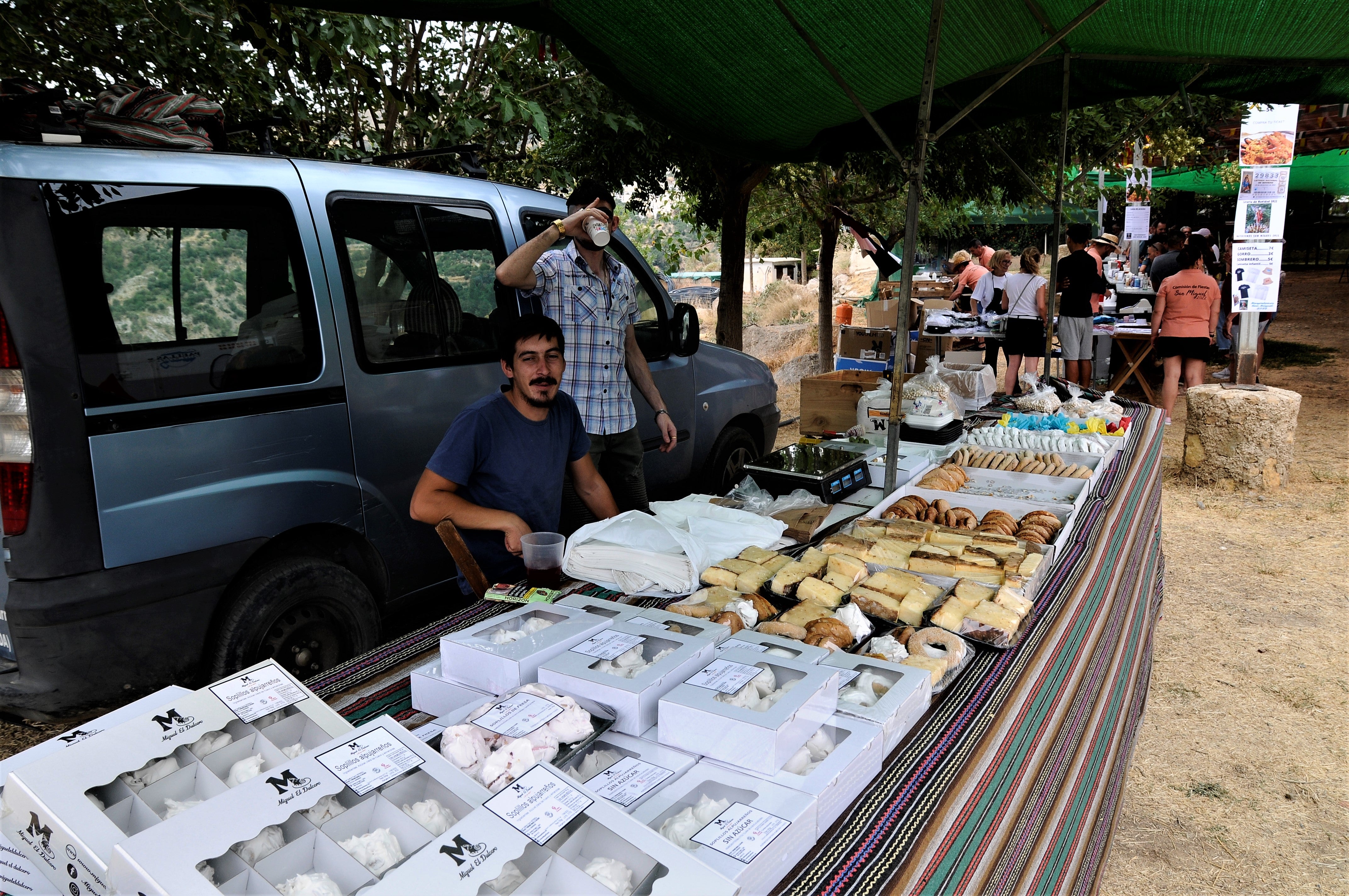 Centenares de personas se dan cita en Alpujarra de la Sierra para reír, comer y disfrutar de la fiesta.