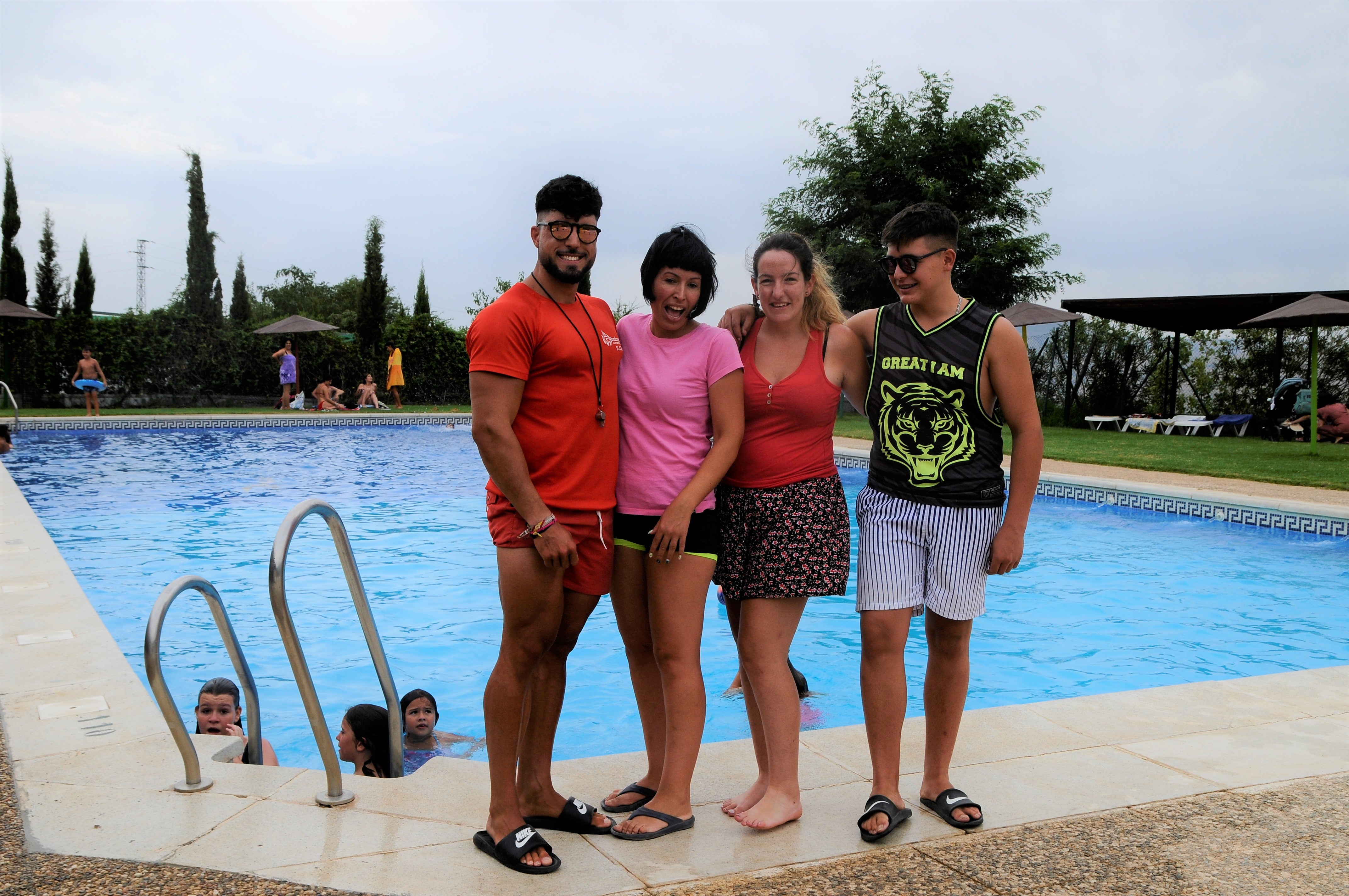 Centenares de personas se dan cita en Alpujarra de la Sierra para reír, comer y disfrutar de la fiesta.