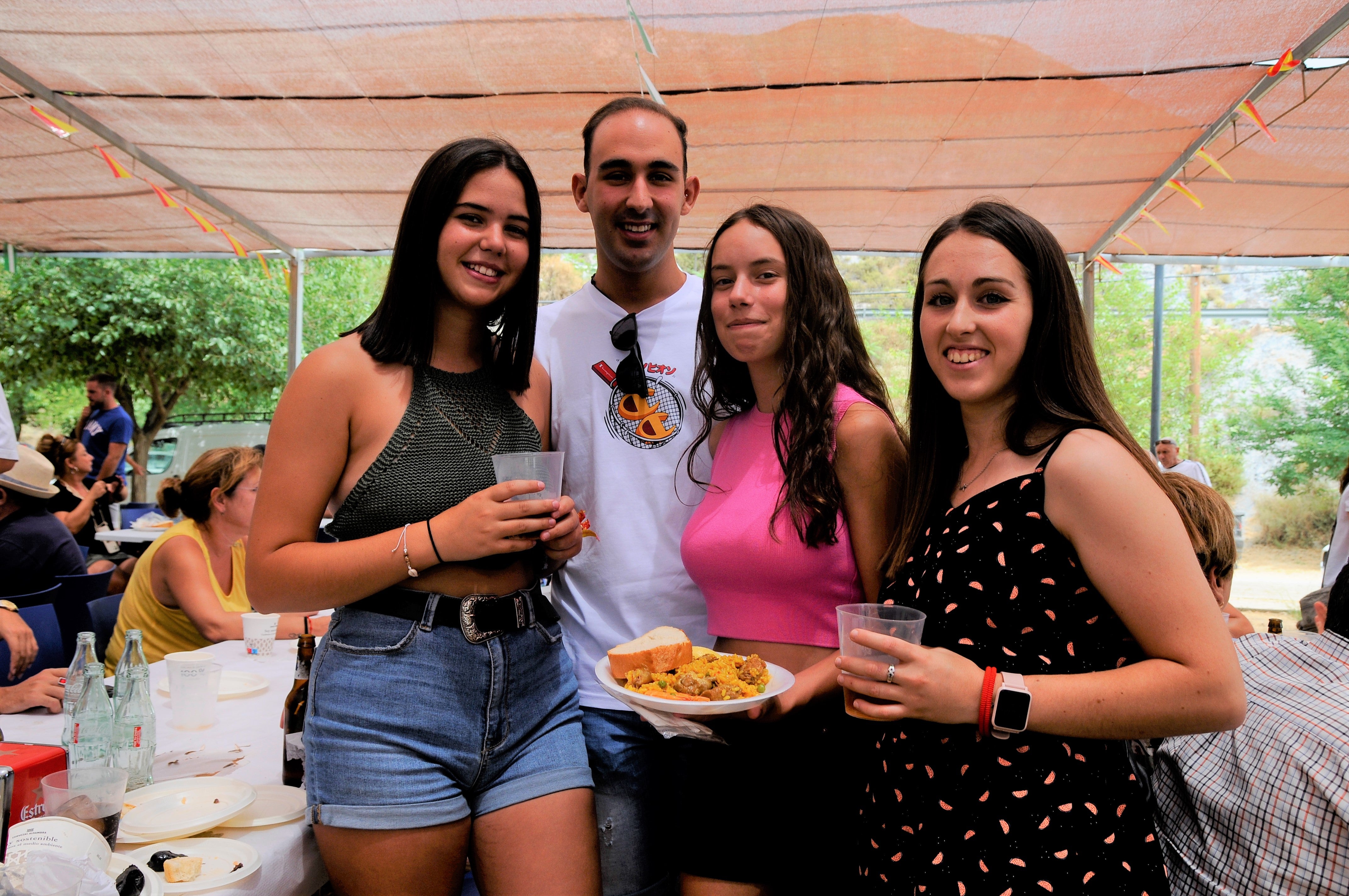 Centenares de personas se dan cita en Alpujarra de la Sierra para reír, comer y disfrutar de la fiesta.