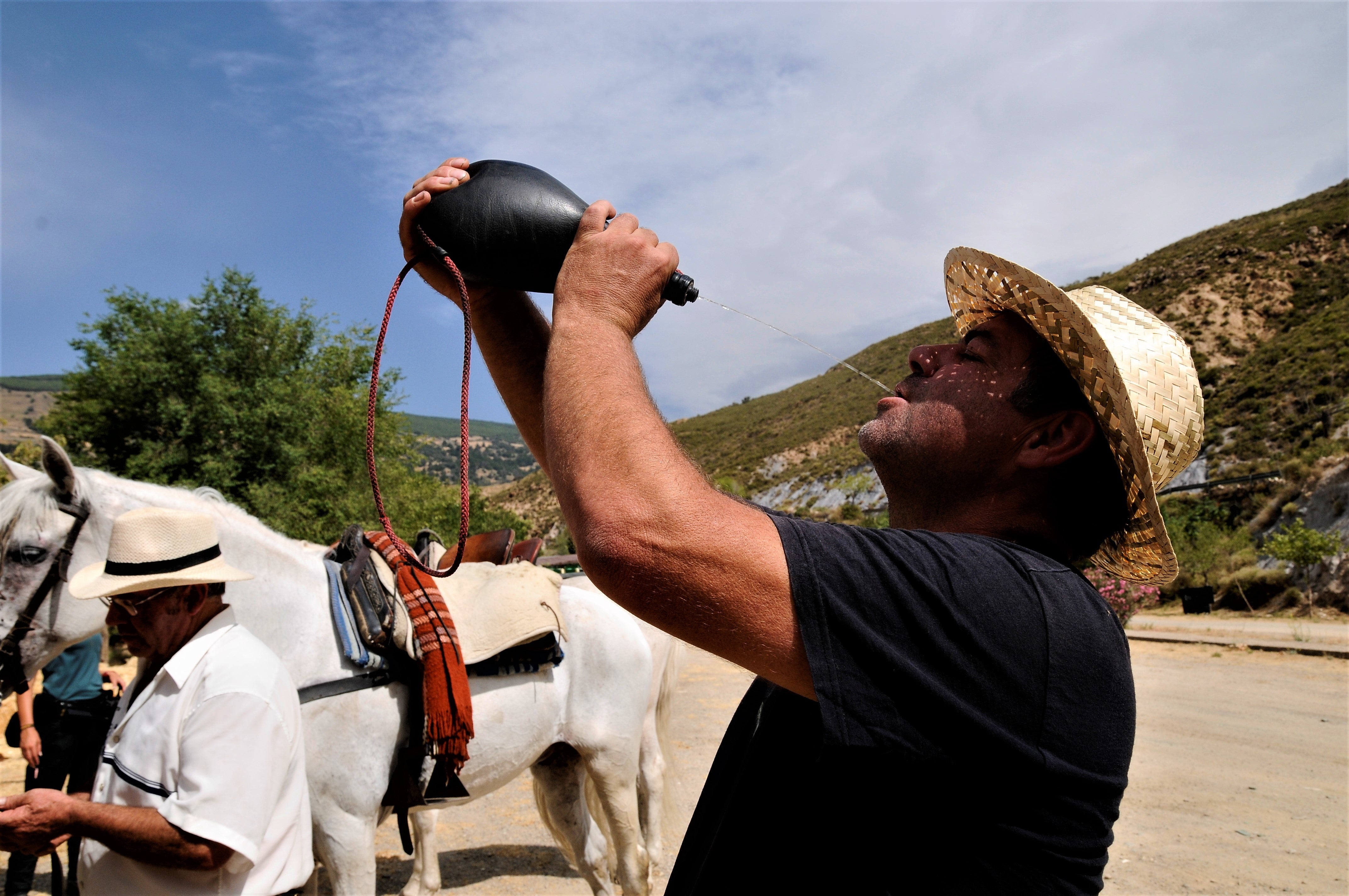 Centenares de personas se dan cita en Alpujarra de la Sierra para reír, comer y disfrutar de la fiesta.