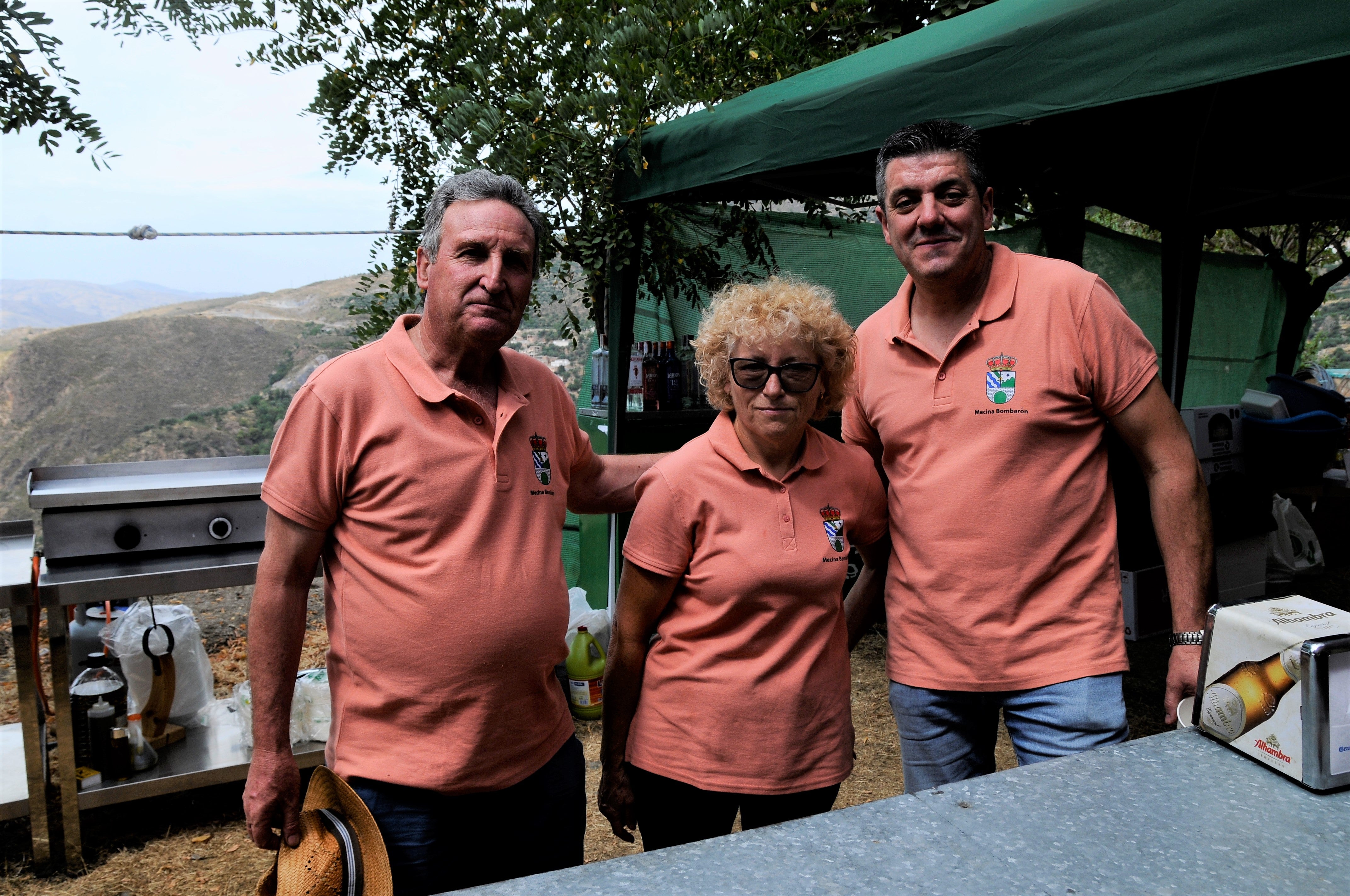 Centenares de personas se dan cita en Alpujarra de la Sierra para reír, comer y disfrutar de la fiesta.