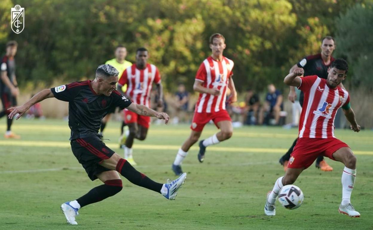 José Callejón chuta a puerta en su estreno ante el Almería.