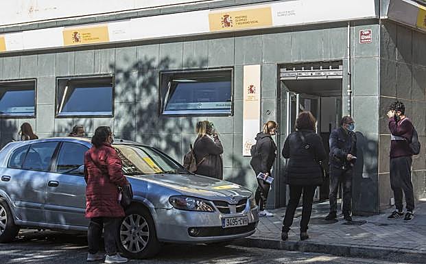 Un grupo de personas espera frente a una oficina de empleo de la capital granadina en una imagen de archivo.