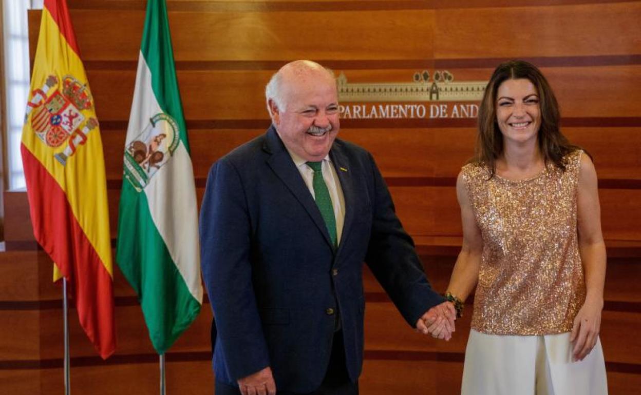 El presidente del Parlamento andaluz, Jesús Aguirre (i), junto a la líder de Vox Andalucía, Macarena Olona, durante la ronda de contactos con los diferentes grupos políticos antes de la investidura de Juanma Moreno. 