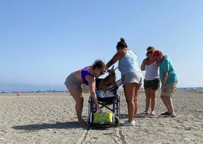 Imagen secundaria 1 - La playa para perros de Motril cuenta con duchas y fuente tras una obra que se demoró hasta agosto