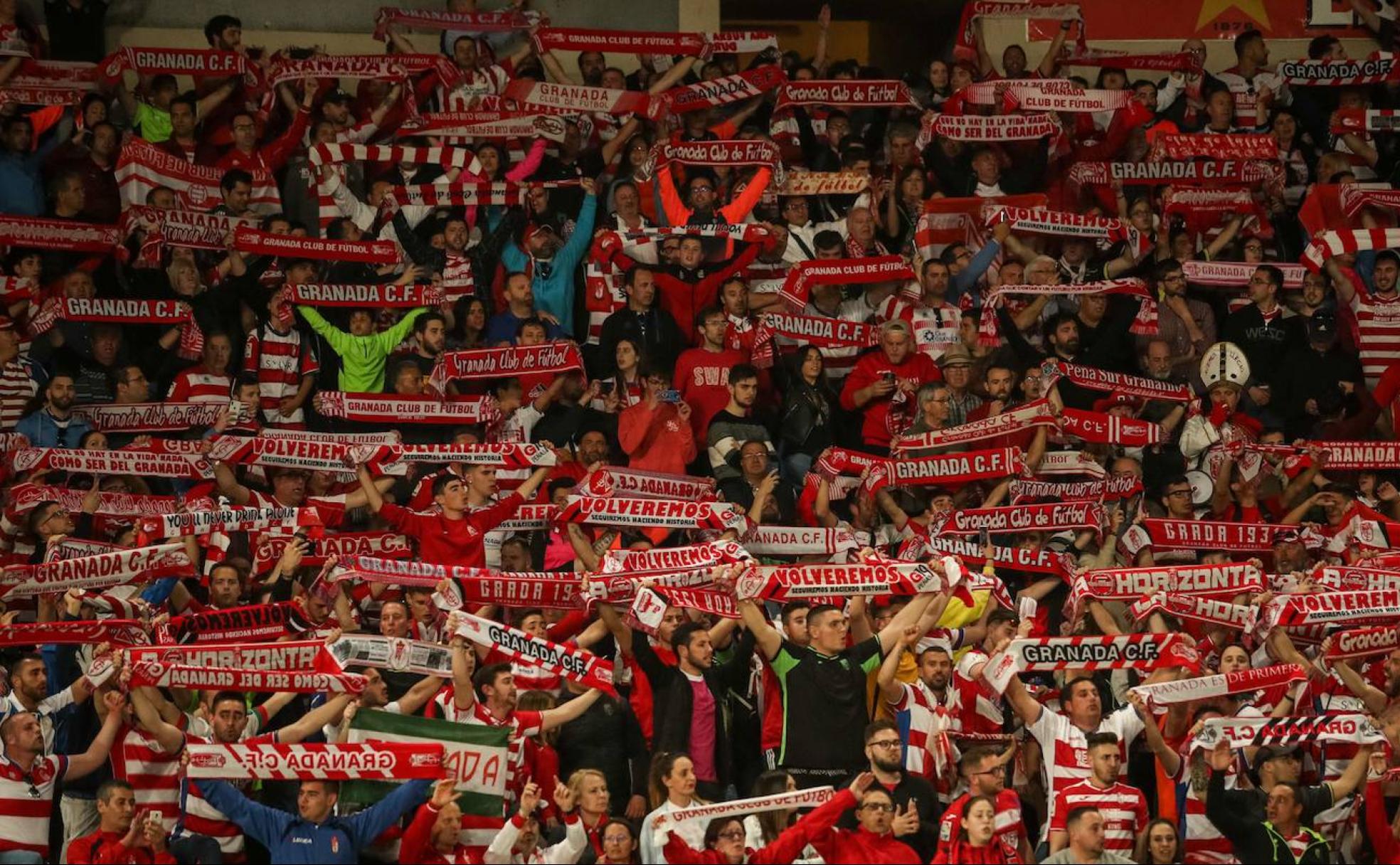 Seguidores rojiblancos en un partido del Granada. 