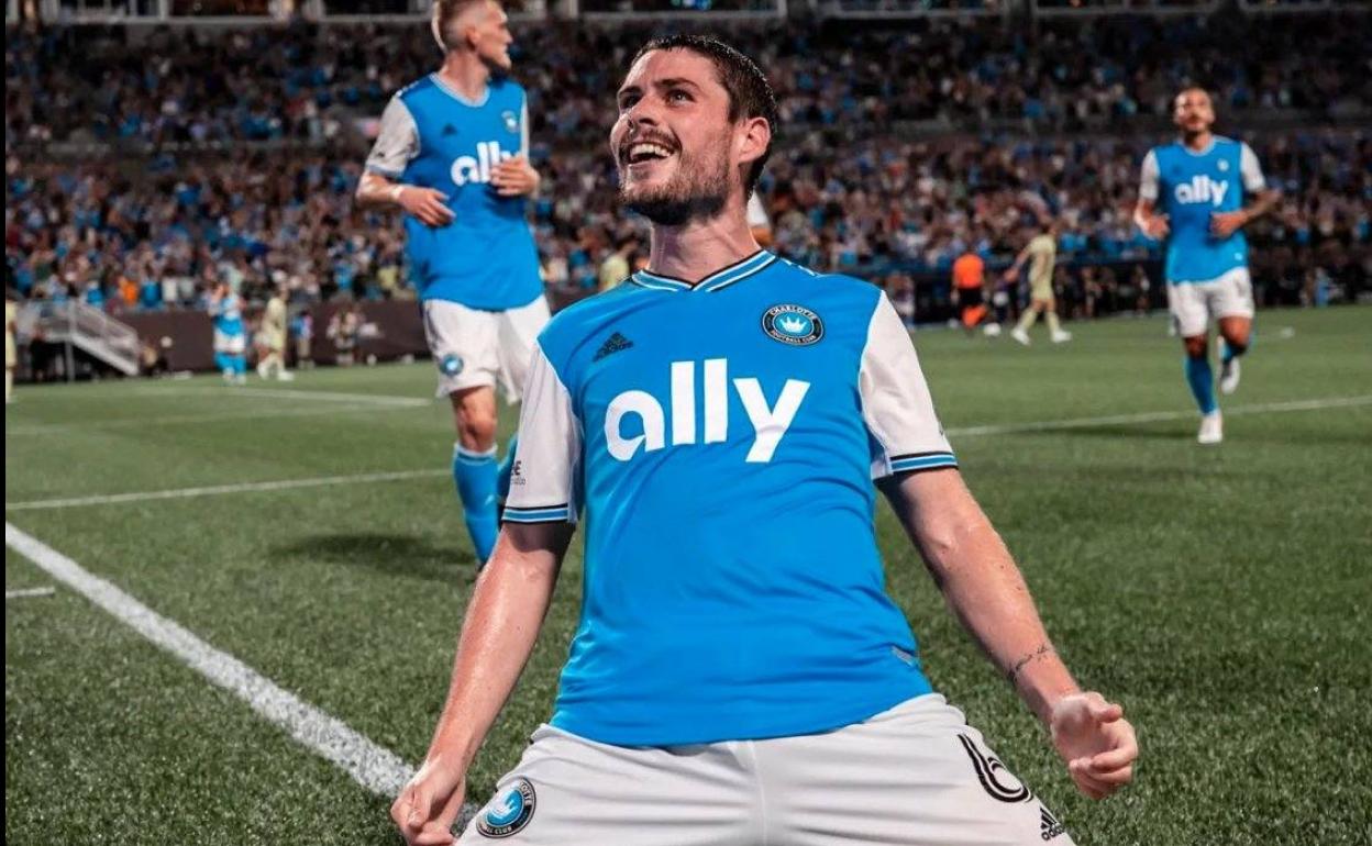 Sergio Ruiz celebra su primer gol con el Charlotte en la MLS. 