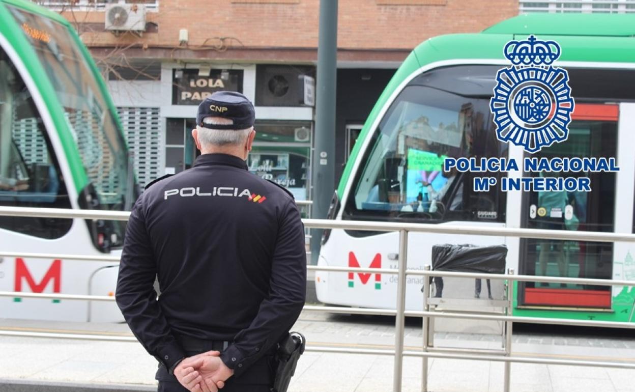 Detenidos tras arrancar un desfibrilador del Metro de Granada gracias al aviso de un testigo