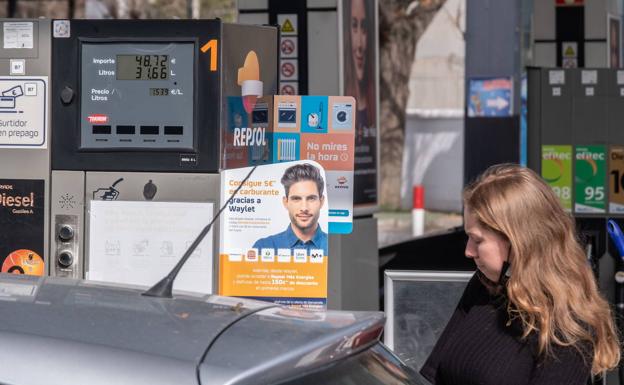 En las últimas semanas el precio de la gasolina ha bajado levemente.