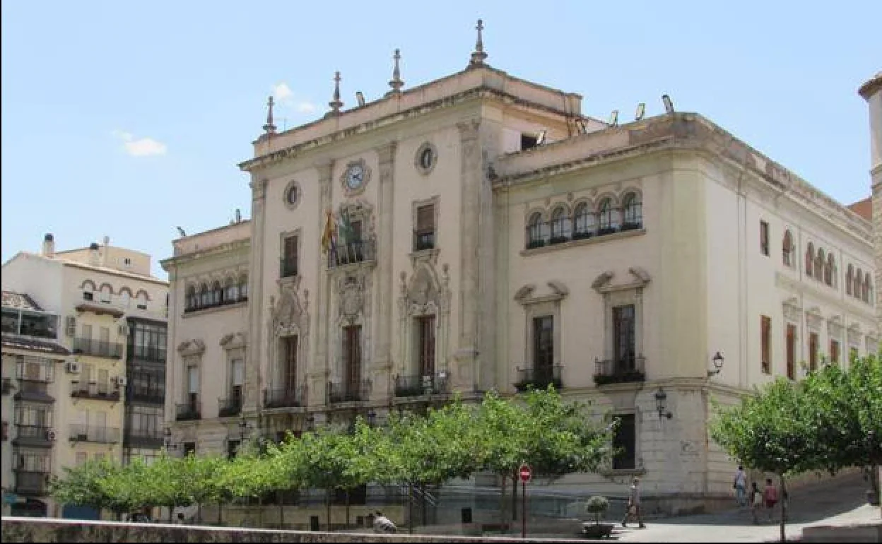 Vista del Ayuntamiento de Jaén. 