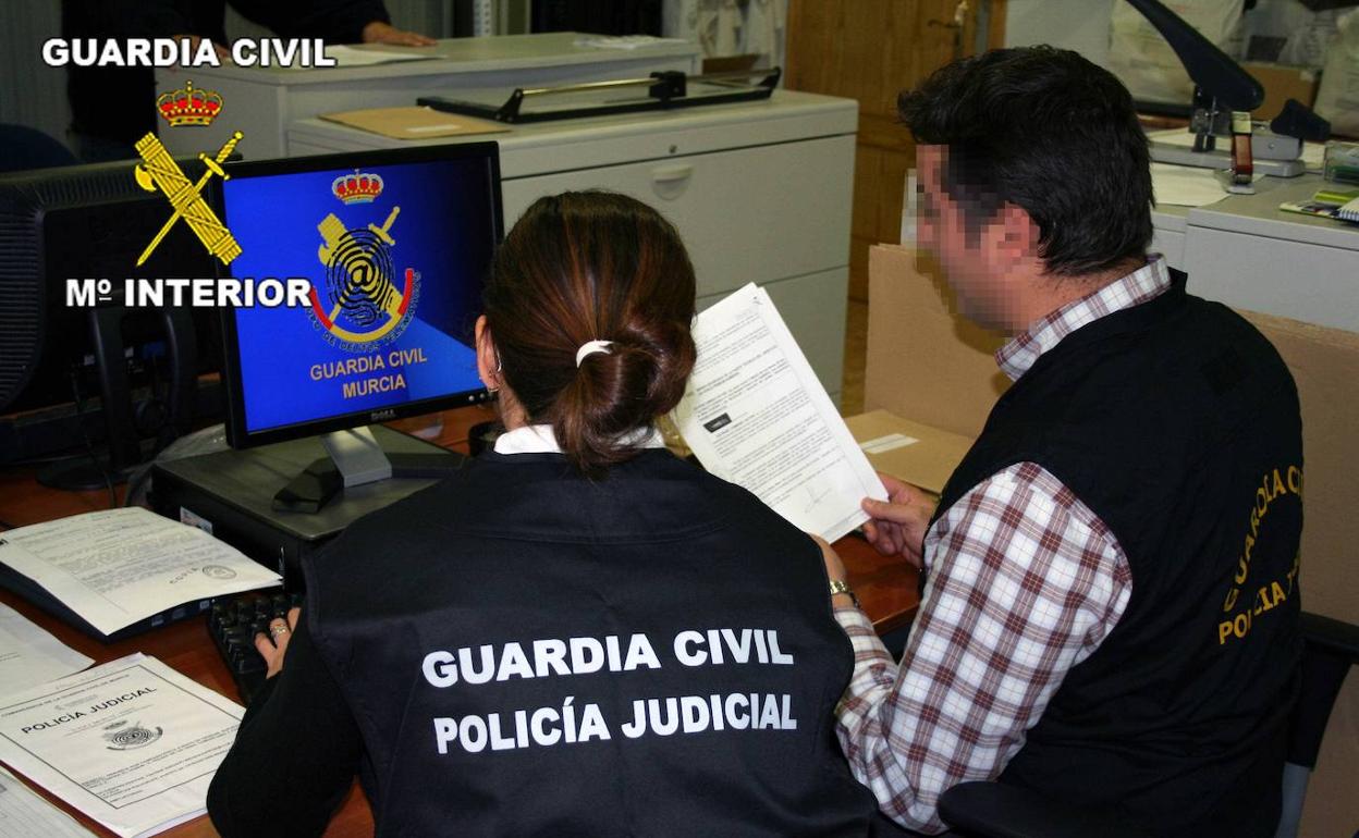 Se pelea en Granada con una amiga y publica un anuncio ofreciendo sus servicios sexuales en venganza