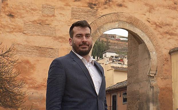 Ángel Soler posa en la Puerta Elvira. 