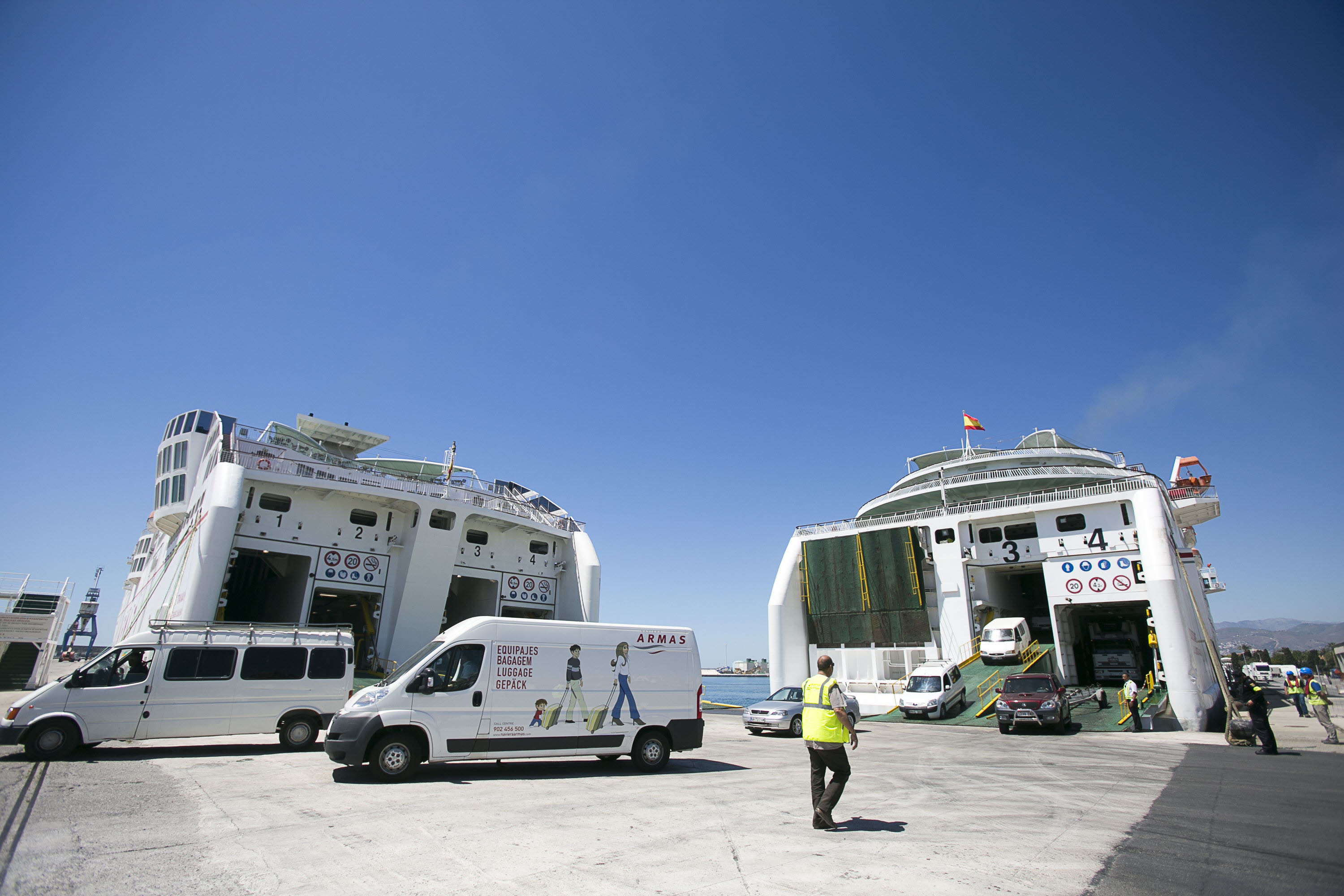 Ferrys atracados en el Puerto de Motril que cubren las líneas marítimas del Estrecho.