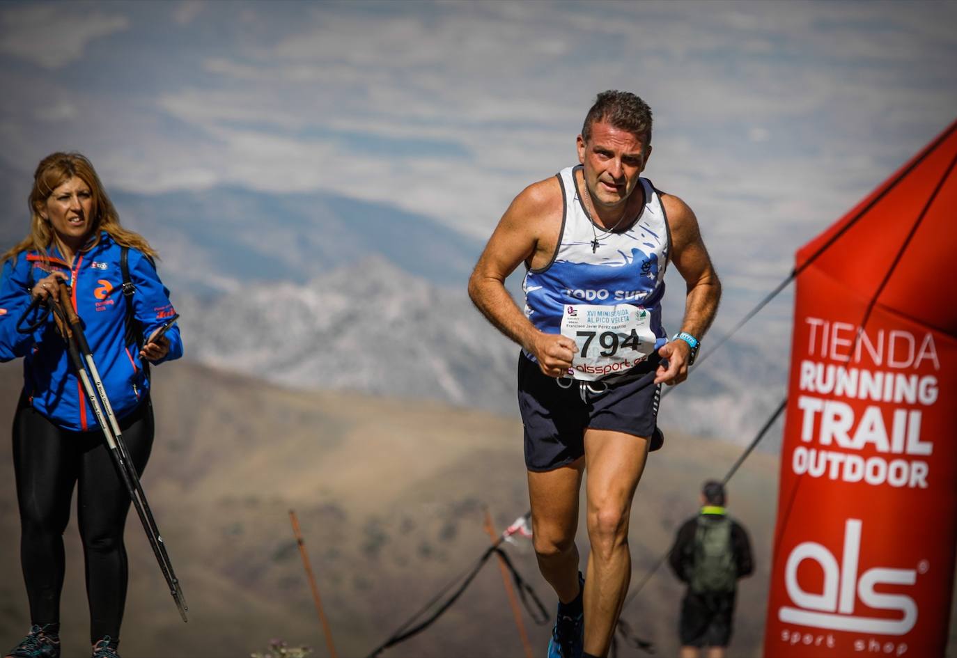 La 38 edición de la Subida Internacional Pico Veleta se ha celebrado este domingo.