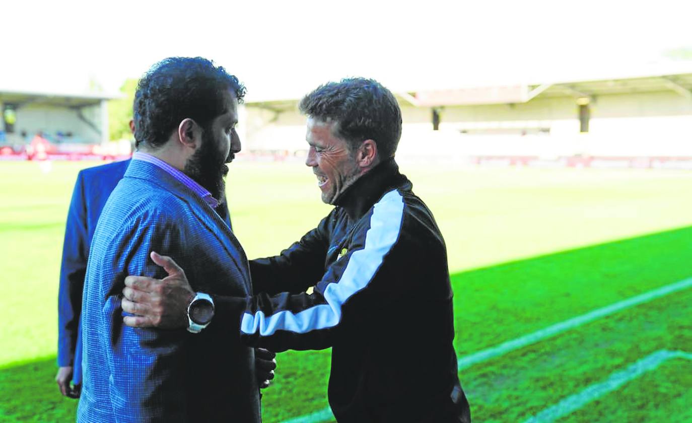 Turki Al-Sheikh se saluda con Rubi antes de comenzar el partido de ayer. 
