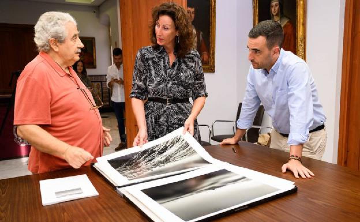 La alcaldesa en funciones, María Vázquez, y el presidente de 'Desencuadre', Carlos de Paz. 