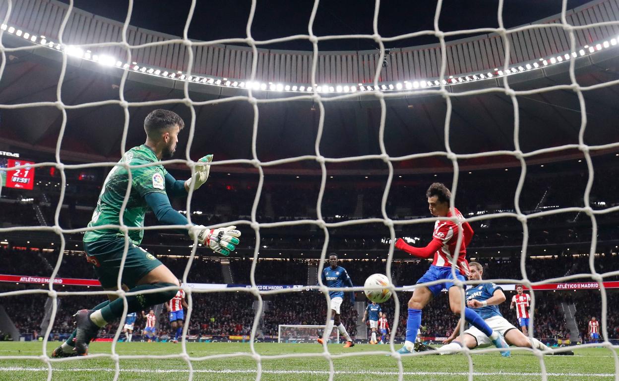 Fernando Pacheco, que en la imagen está a punto de recibir un gol de Joao Felix del Atletico Madrid, sigue entrenando con el Alavés a la espera de su salida del cuadro vitoriano