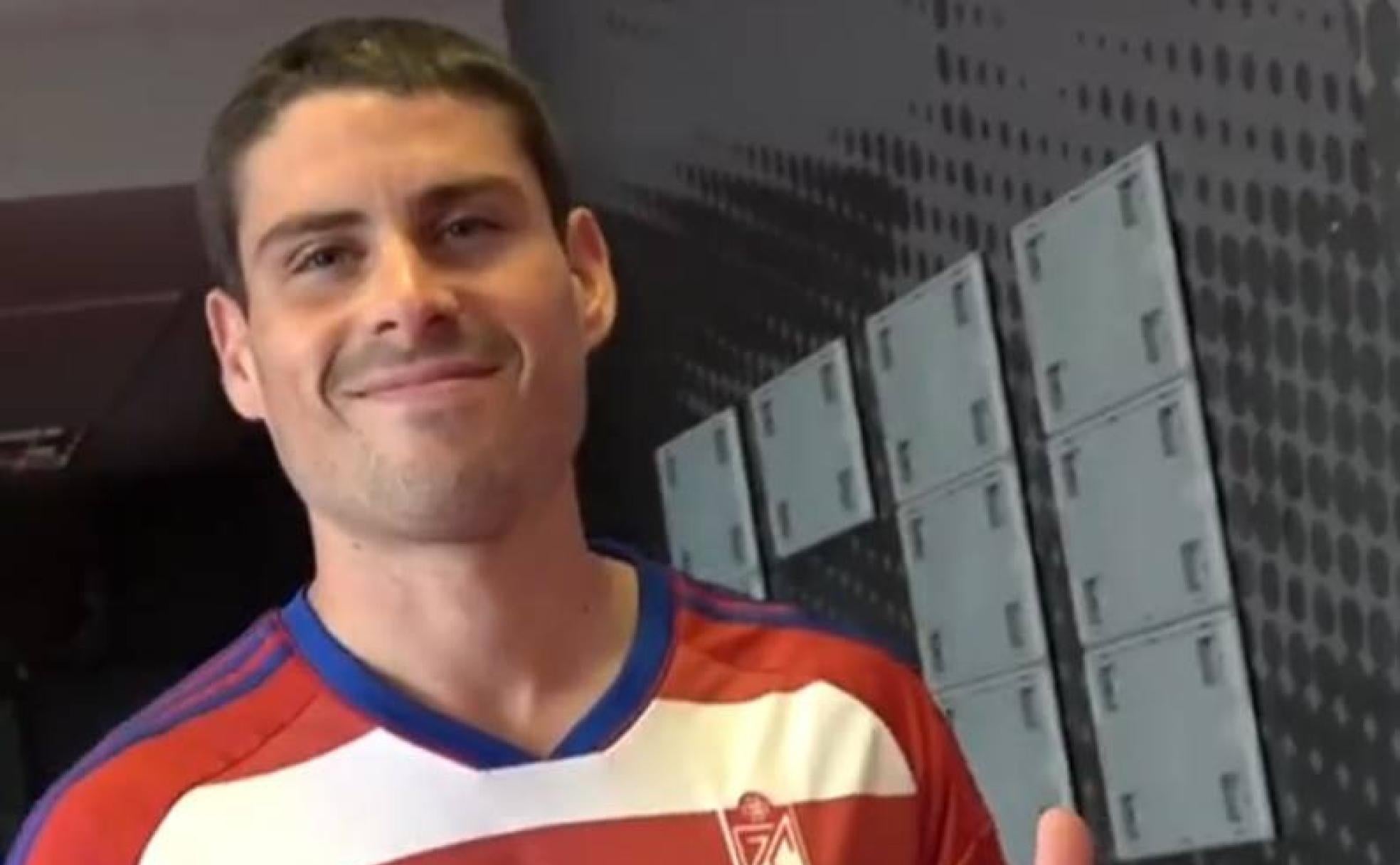 Sergio Ruiz posa por primera vez con la camiseta del Granada. 