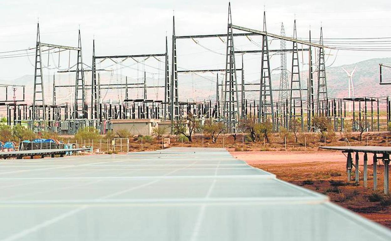 Instalaciones de una planta de generación de energía fotovoltaica en el entorno de la subestación de Huéneja. 