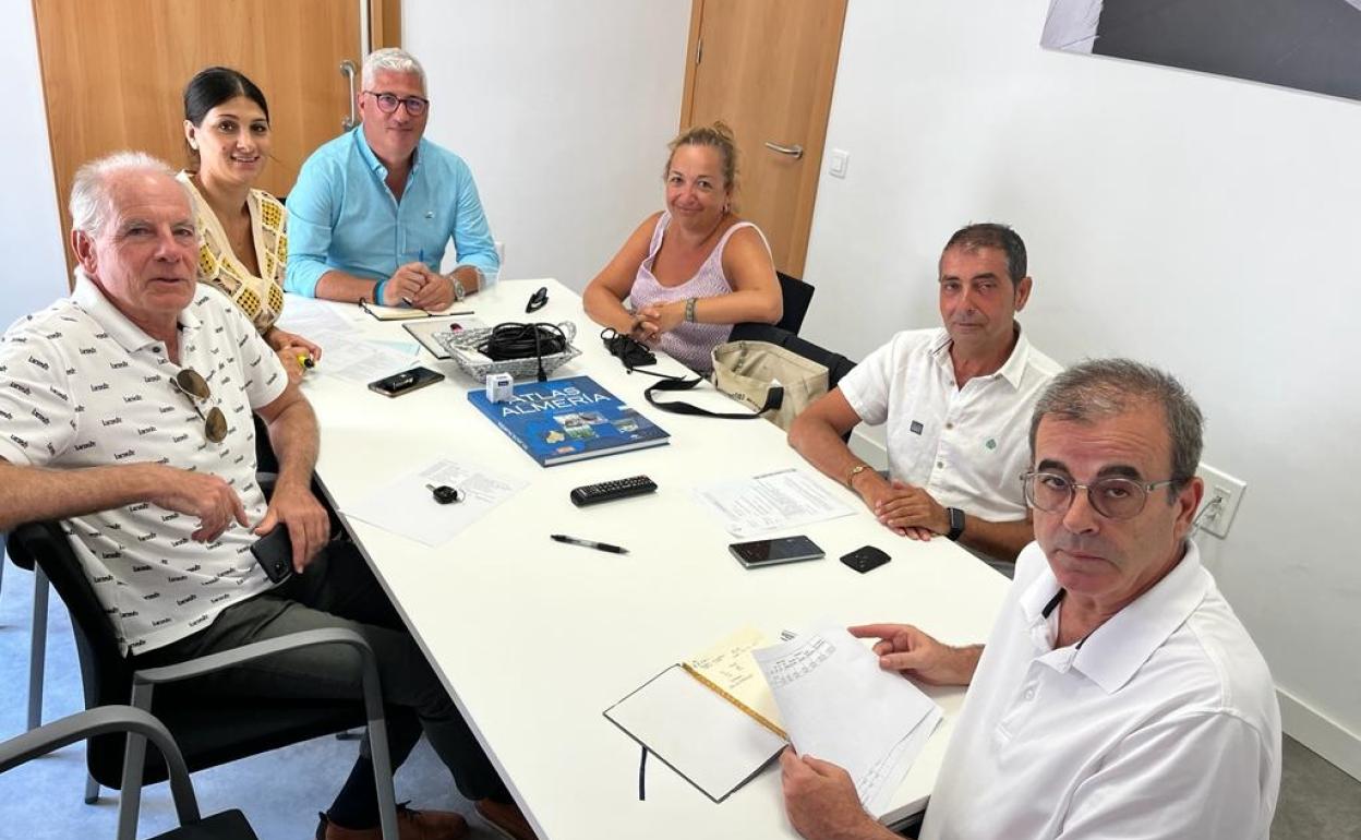 El alcalde, con vecinos.