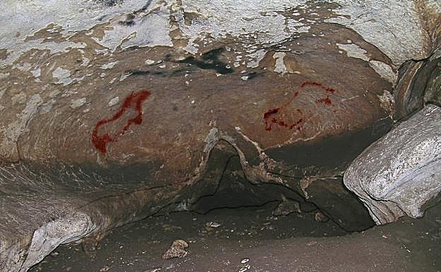 Equinos en la Cueva de Malalmuerzo, situada en el término de Moclín. 
