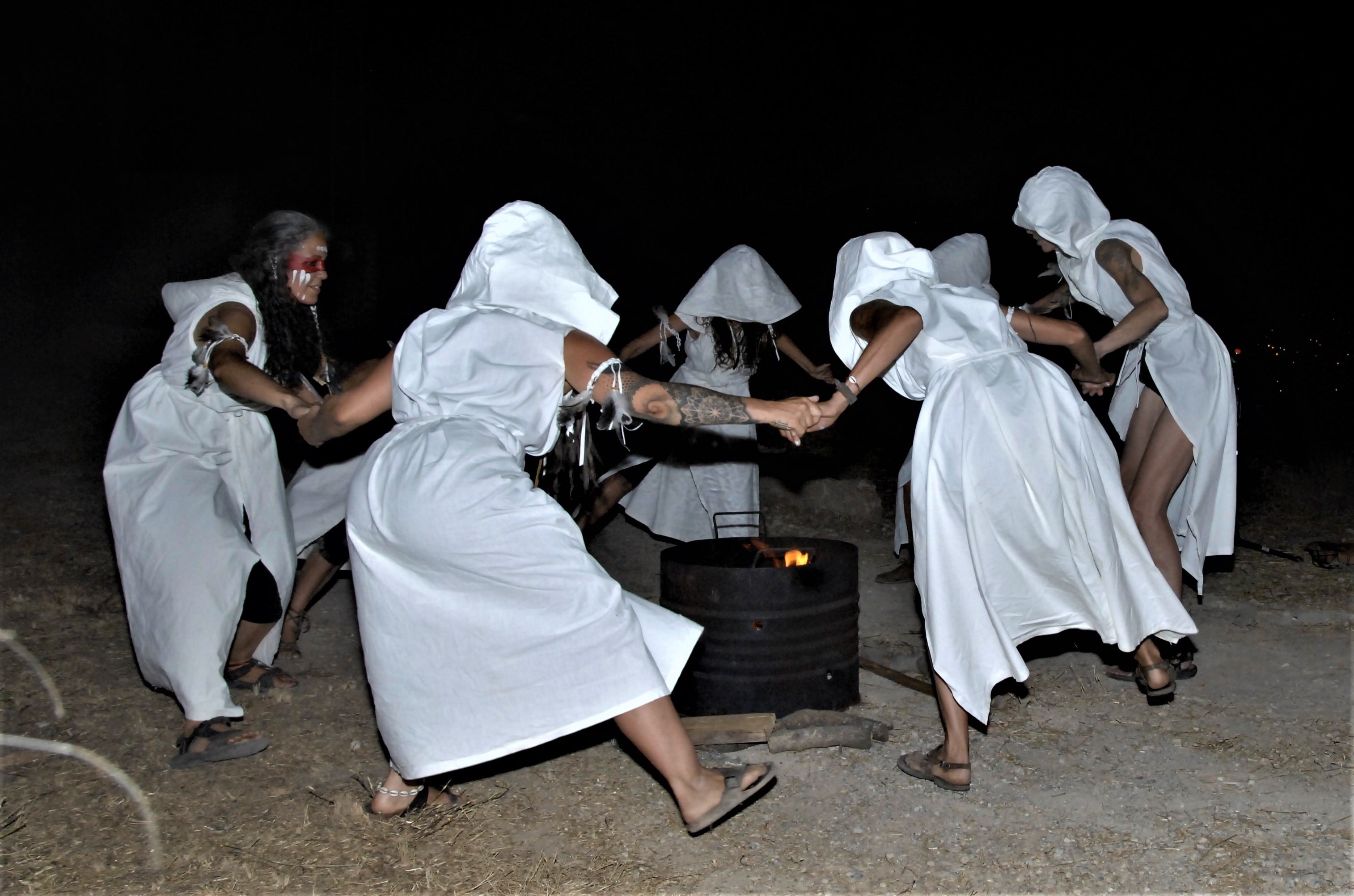 Las brujas de Lanjarón, en mitad de un conjuro.