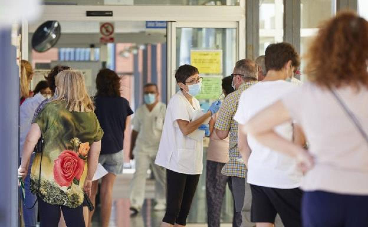 Decenas de ciudadanos esperando para acceder a un centro de salud. 