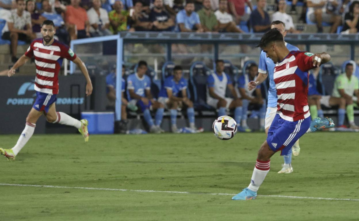 Matías Arezo empala el balón para su gol en Ibiza. 