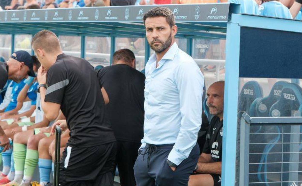 Javier Baraja, entrenador del Ibiza, antes del inicio del encuentro. 