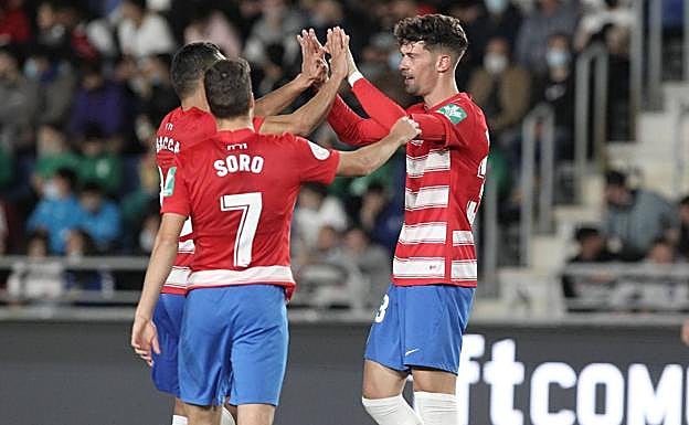 Butzke celebra uno de los goles que consiguió en Tenerife en su debut con el primer equipo. 