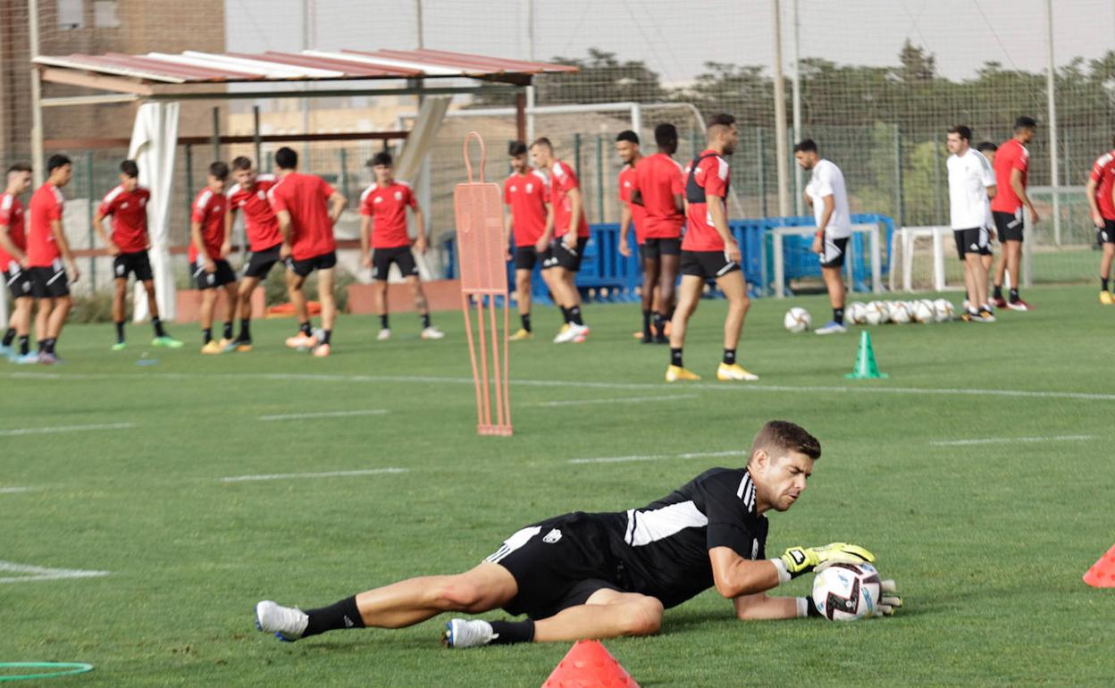 Raúl Fernández hace una parada abajo, con sus compañeros trabajando justo detrás de él.