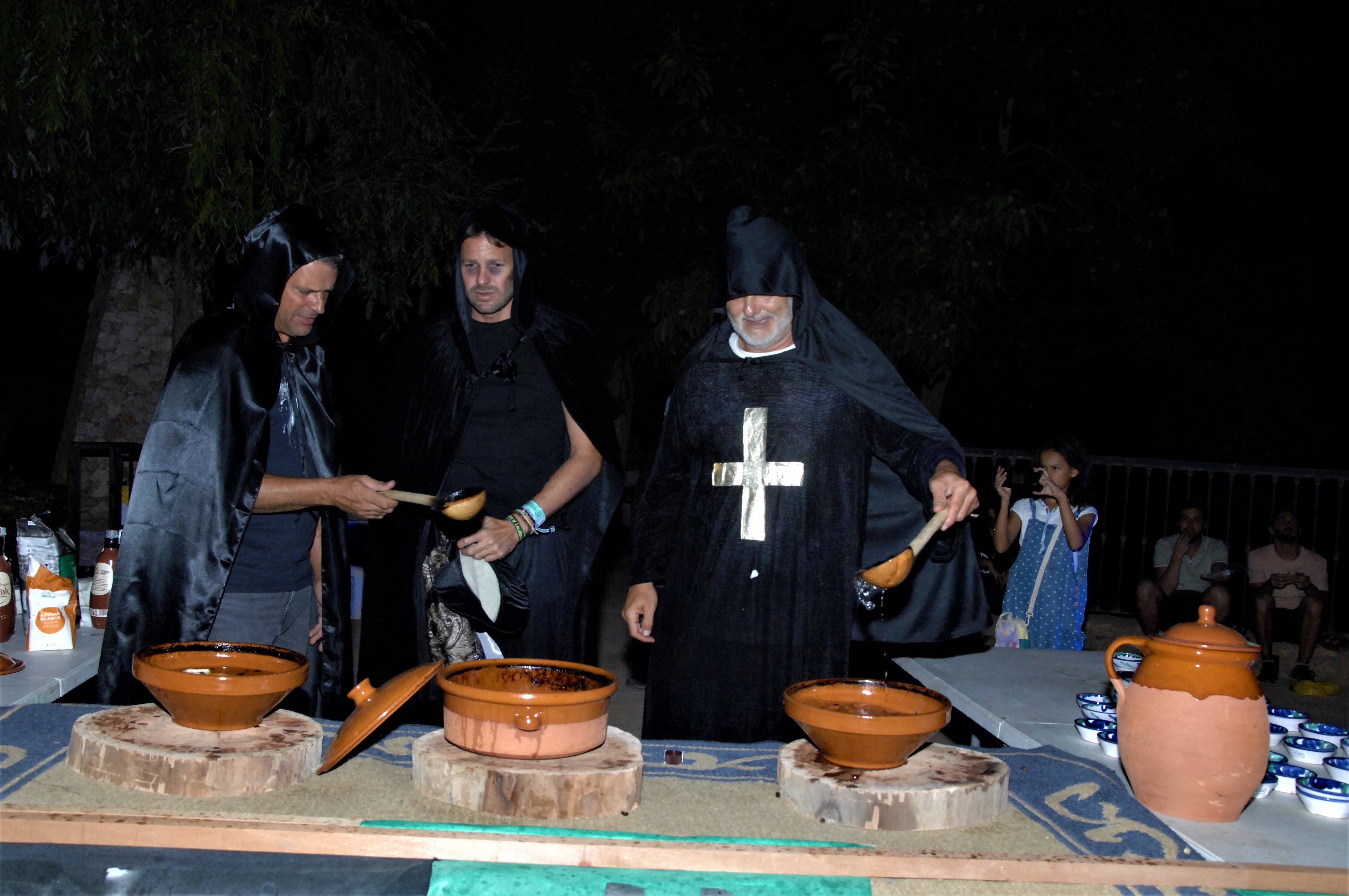 El municipio alpujarreño disfruta con la fiesta de la 'Noche Oculta de las Brujas'.