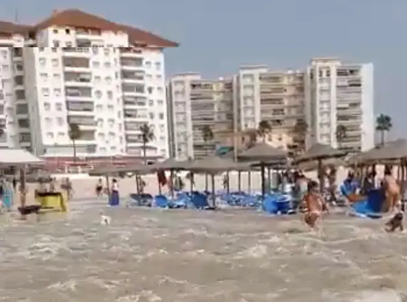 Un 'mini-tsunami' sorprende en una playa de Andalucía.