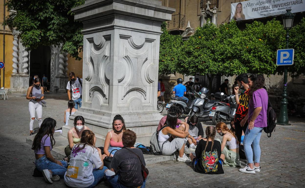 Estudiantes en la Plaza de Derecho.